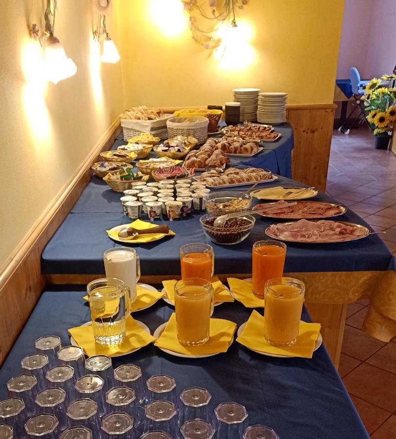 Hotel Cielo Blu Пасо дел Тонале Екстериор снимка